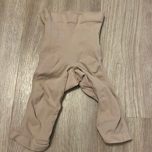 Skims seamless sculpt mid thigh short in color sand